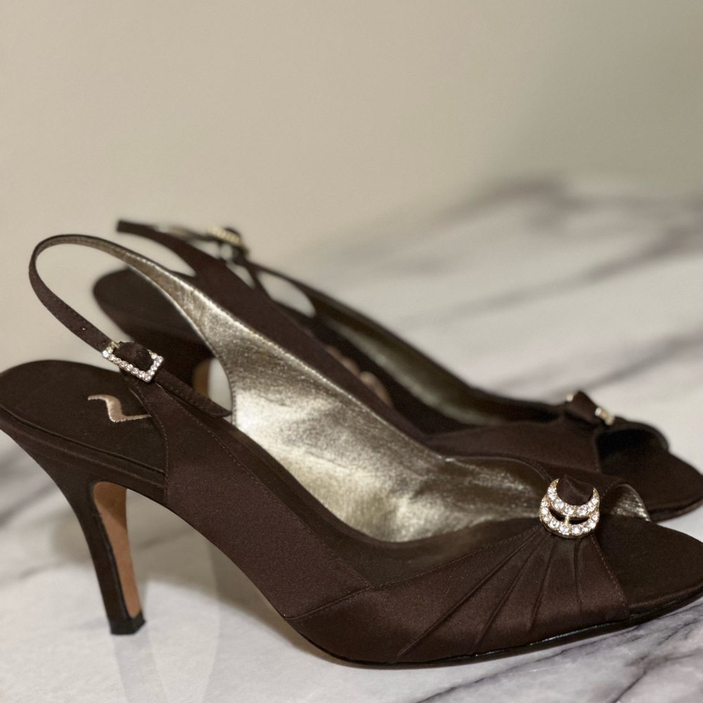 Nina Sling backs with open radar. EXCELLENT CONDITION..Size 8 (brown)